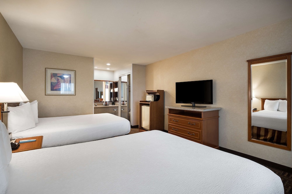 Standard Room, 2 Queen Beds, Non Smoking, Refrigerator - Photo 3