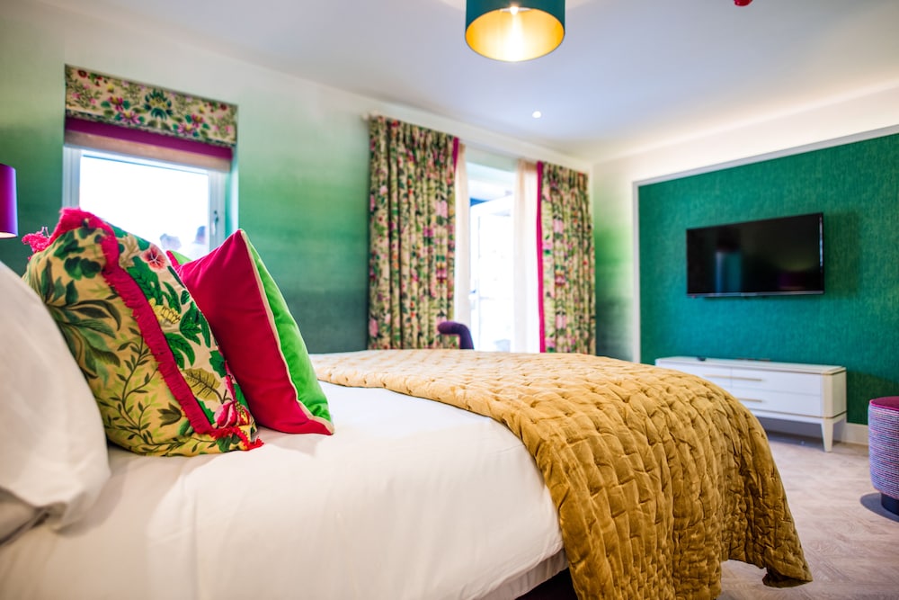 Deluxe Double Room, 1 King Bed, Pool View