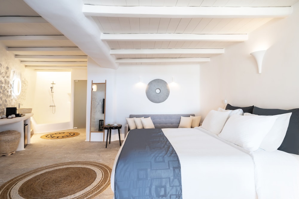 Deluxe Suite with Hot Tub and Sea View