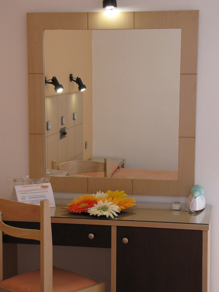 Double or Twin Room, Semi Basement, Garden View photo 3