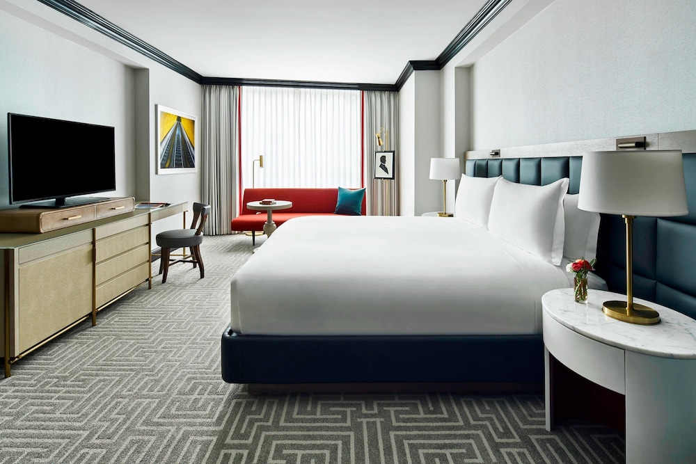 Deluxe Room, 1 King Bed (Mobility Accessible, Roll-In Shower) - Photo 2