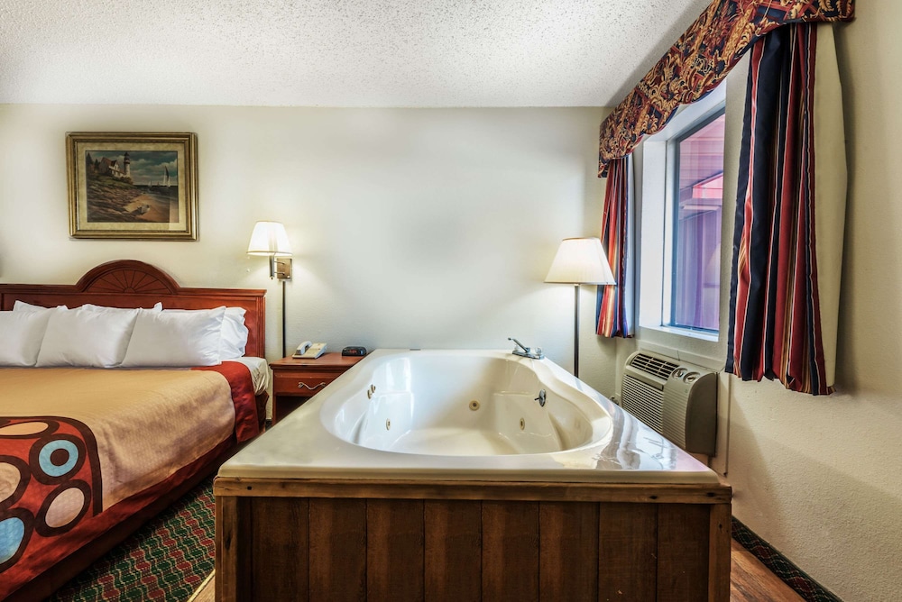 Suite, 1 King Bed, Jetted Tub