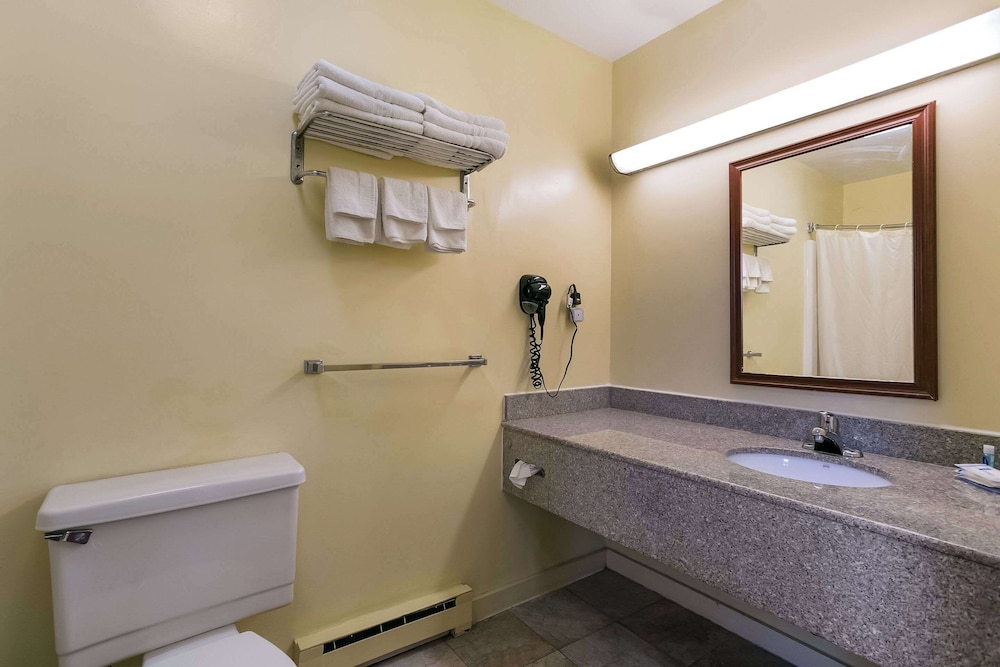Two Double Beds, One Queen Bed,  Two Bedroom Suites, Non-Smoking photo 3