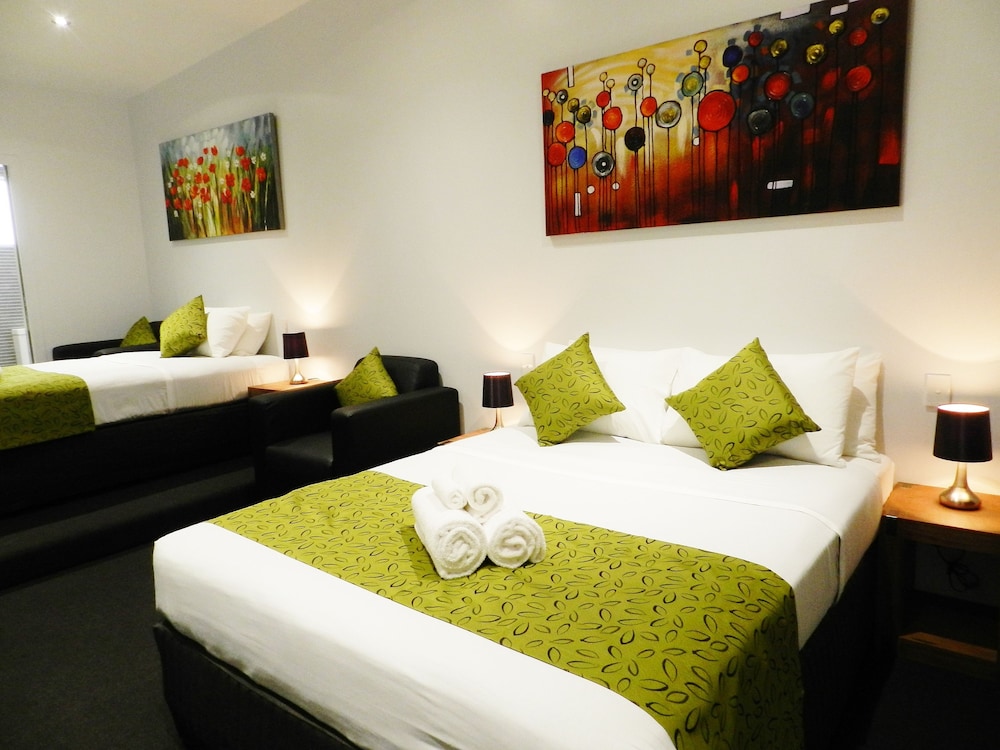 Premium Queen/Single with Kitchenette