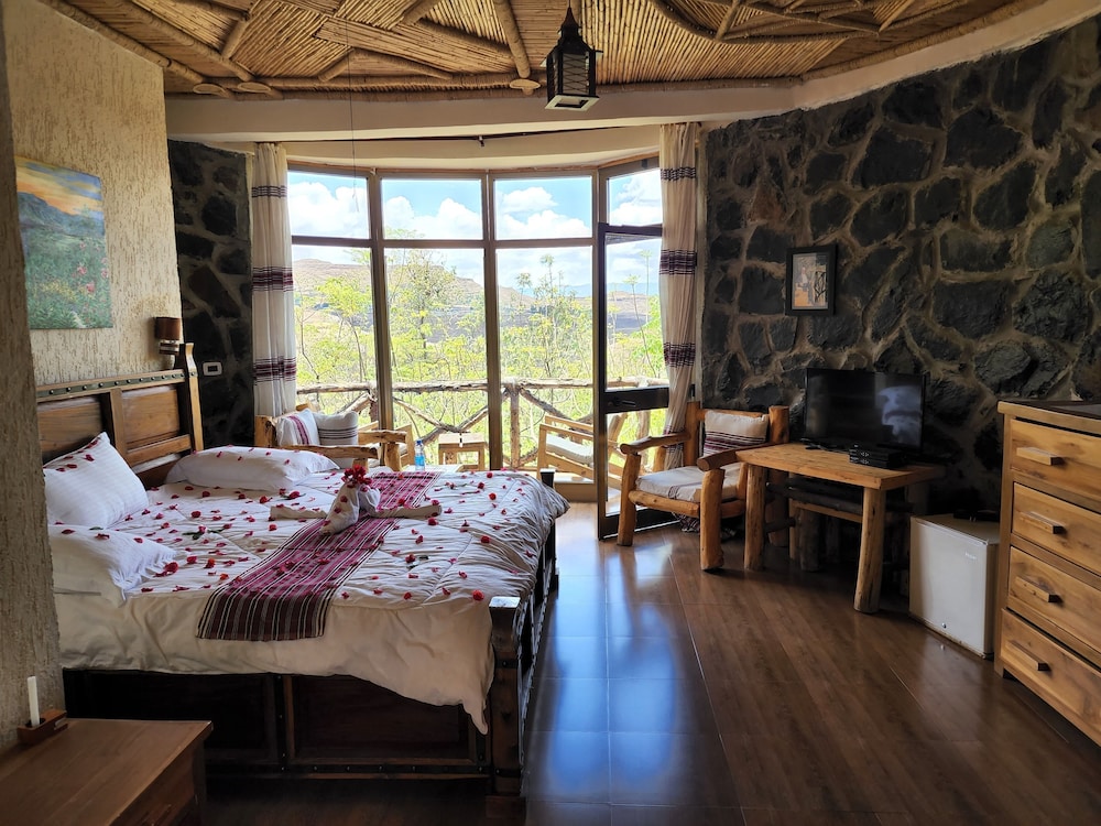 Traditional Suite, 1 King Bed, Balcony, Mountain View photo 1