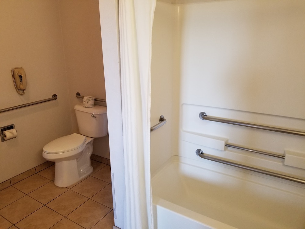 Standard Room, 1 Queen Bed, Accessible - Photo 4