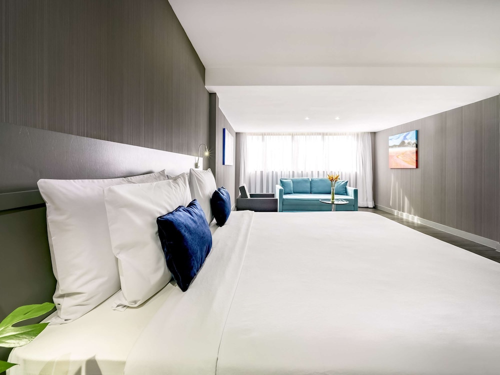 Superior Room, 1 King Bed (Premium) photo 3