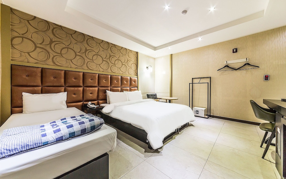 Room (Premium) - Photo 1