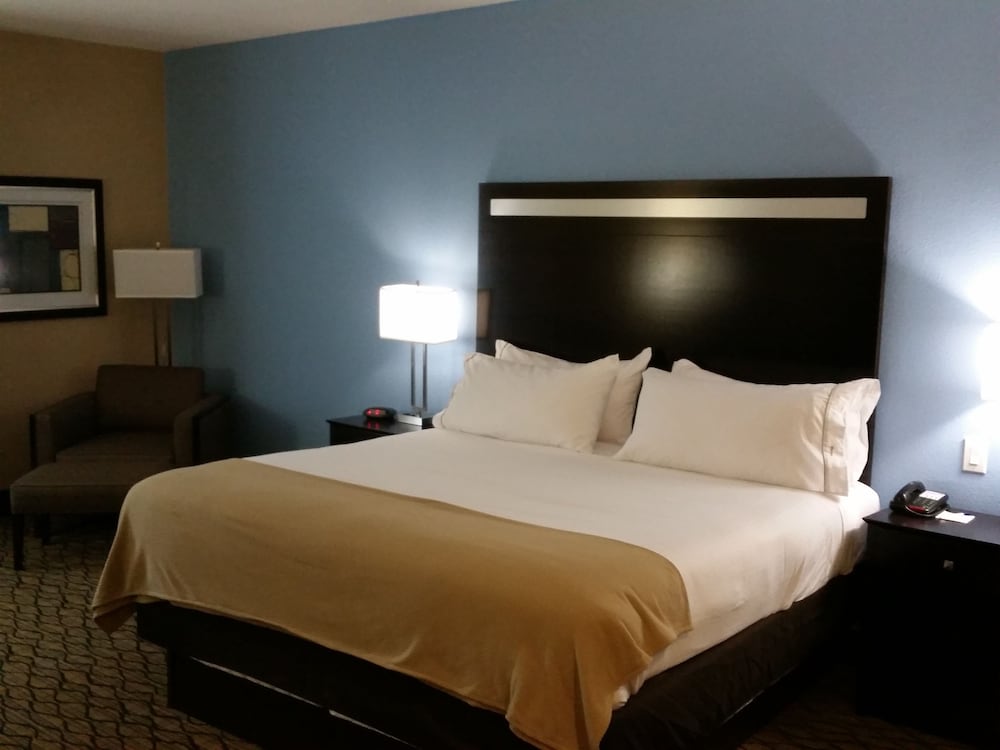 Suite, 1 King Bed, Accessible photo 2