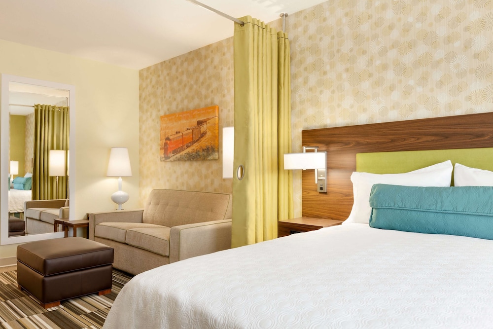 1 Queen Bed And 1 Double Sofa Bed photo 1