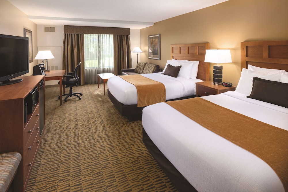 Deluxe Room, Multiple Beds, Non Smoking - Photo 4