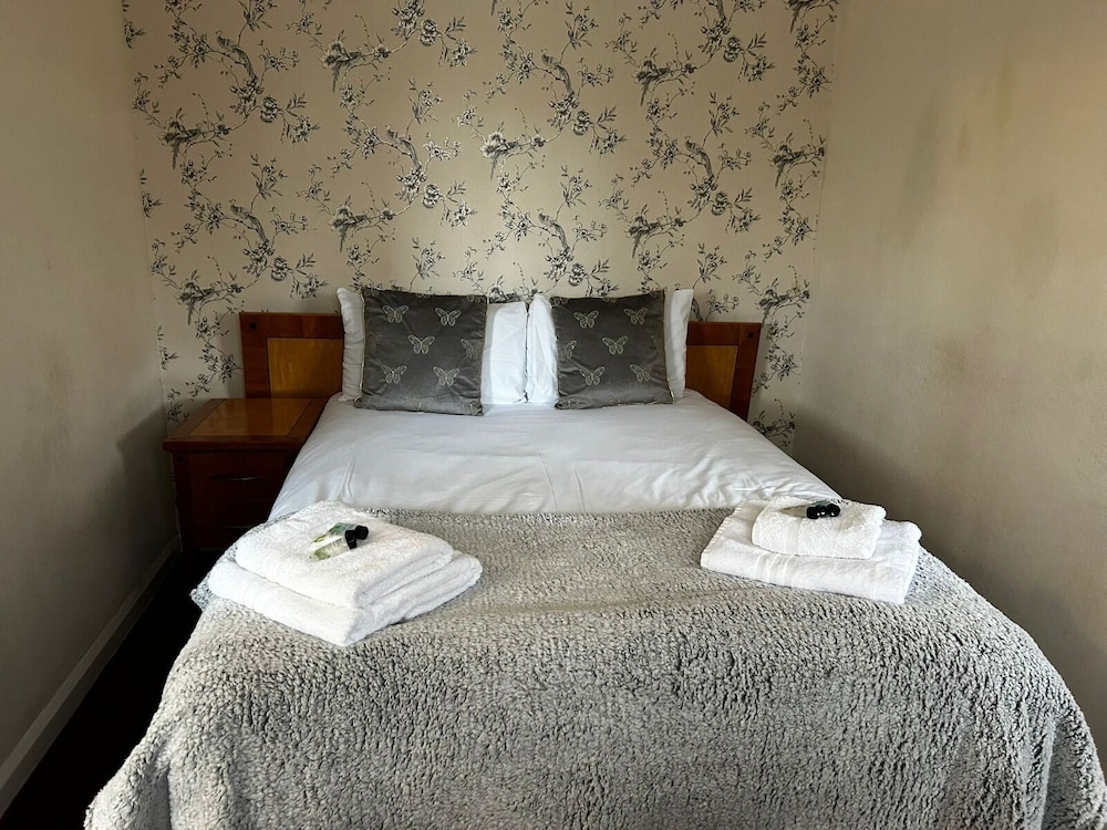 Deluxe Double or Twin Room, Ensuite photo 2