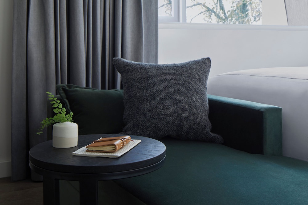 Studio Suite, Corner - Photo 4