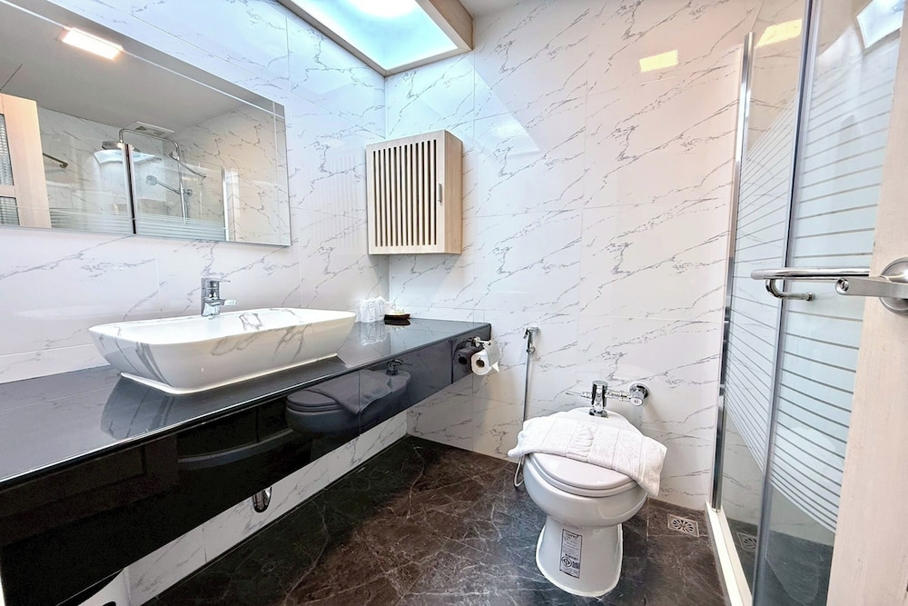 Luxury Twin Room - Photo 13