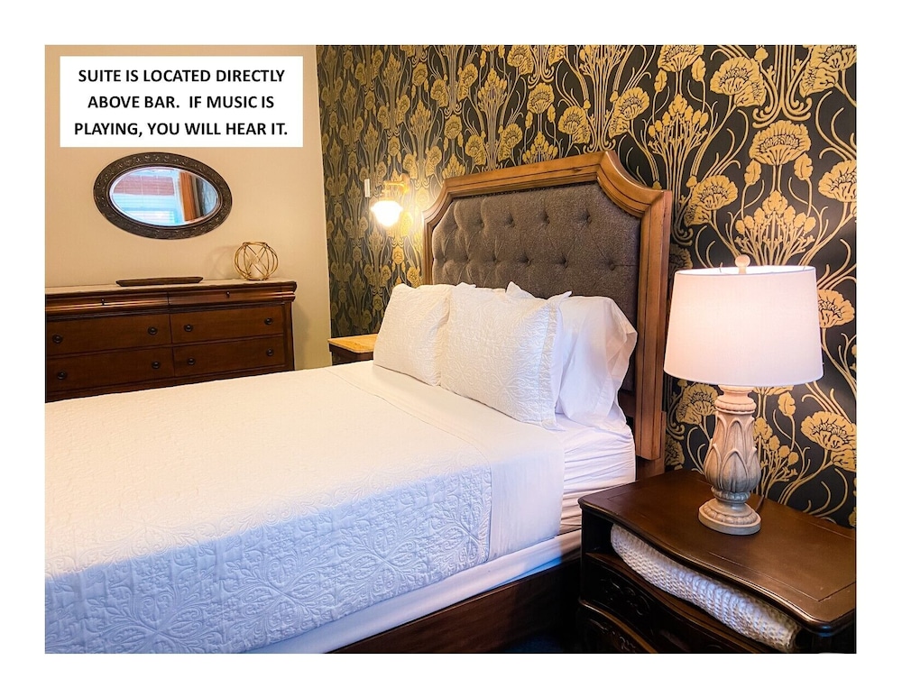 Premium Suite, 1 Queen Bed, Jetted Tub