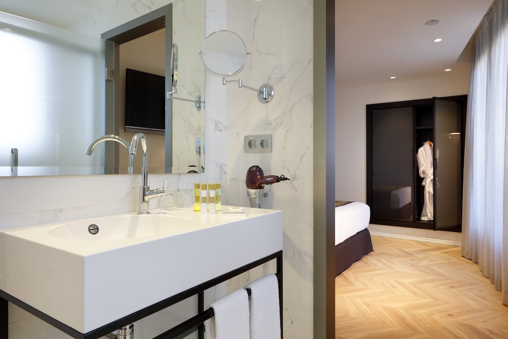 Twin Room (Single Use) thumbnail 5