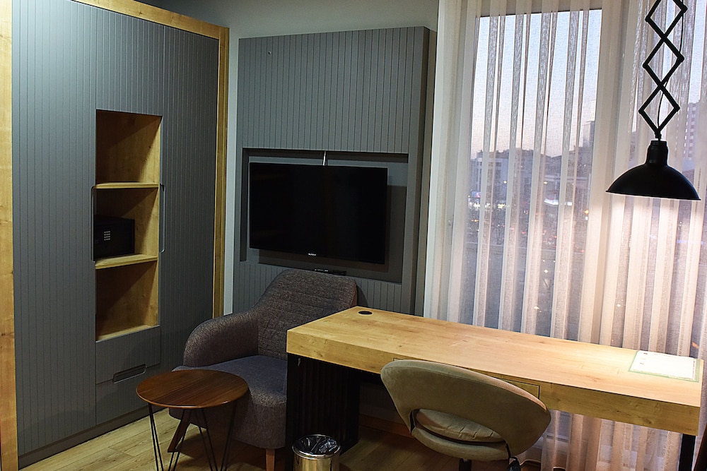 Comfort Room, 1 Bedroom, Refrigerator & Microwave, City View photo 2
