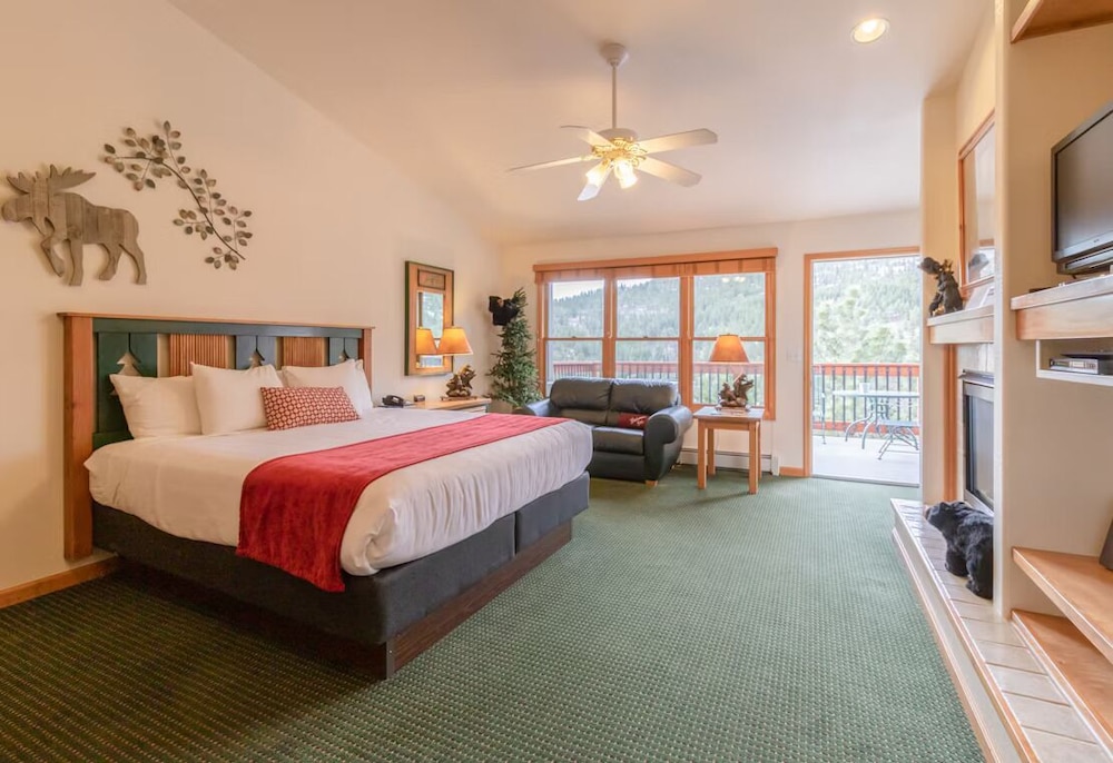 Deluxe Studio Suite, 1 King Bed, Hot Tub, Mountain View