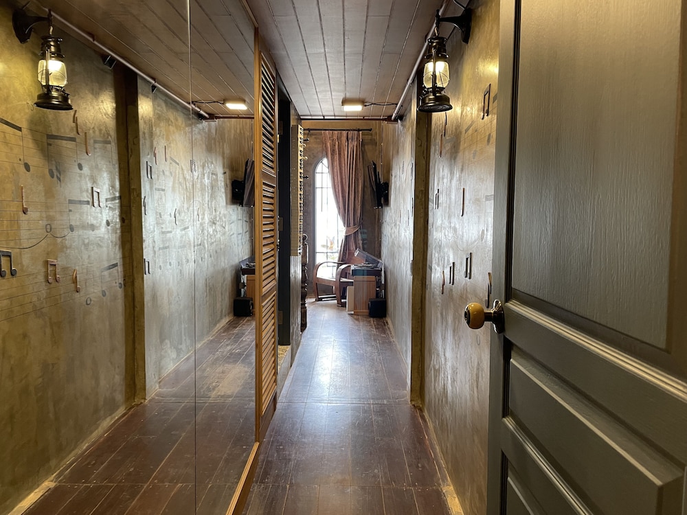 King Suite with Balcony photo 3