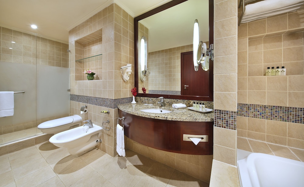 Suite, 1 Bedroom, Smoking, Pool View - Photo 4