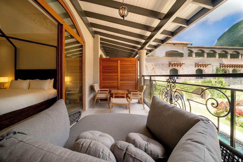 Deluxe Room, 2 Queen Beds, Pool View