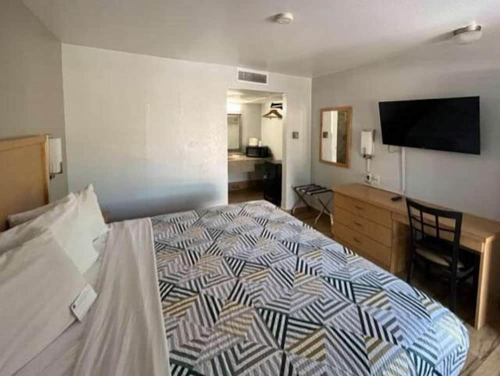 Deluxe Room, 1 King Bed, Accessible, Smoking - Photo 3