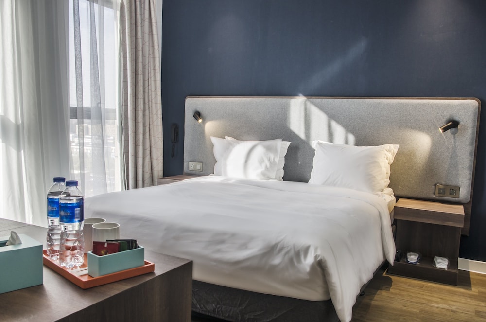 Standard Room, 1 King Bed (Extra Floor Space) - Photo 5