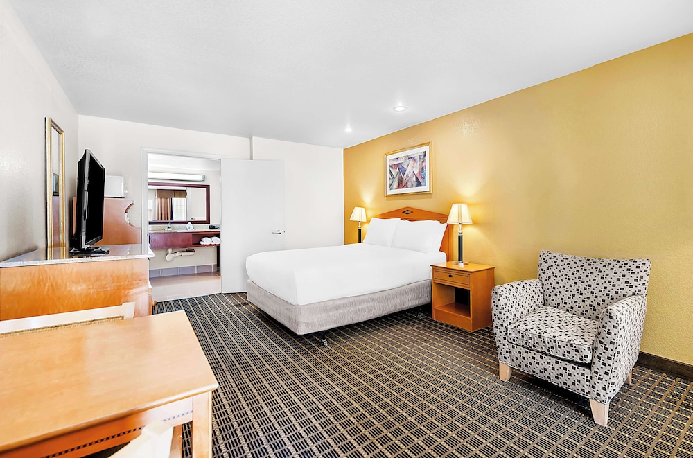 Standard Room, 1 Queen Bed, Accessible, Refrigerator & Microwave - Photo 1