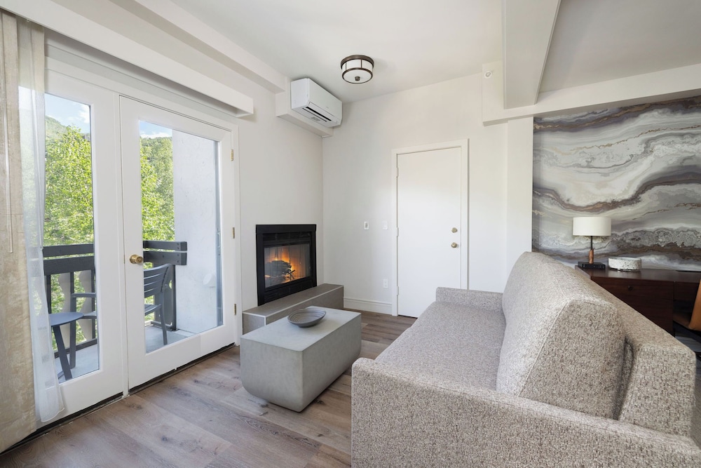 Premium Room, 1 King Bed, Fireplace