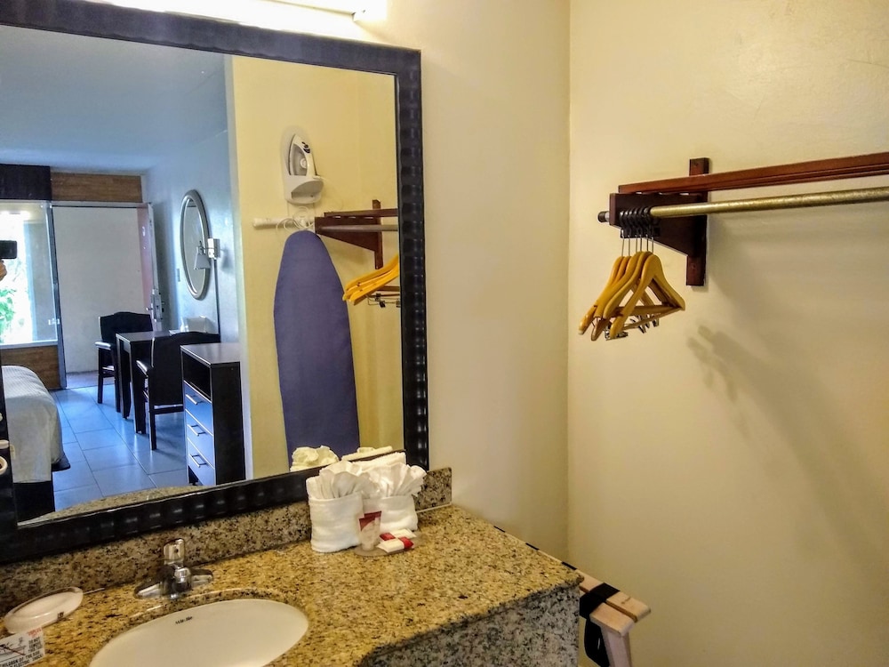 Deluxe Room, 2 Queen Beds, Refrigerator & Microwave - Photo 4