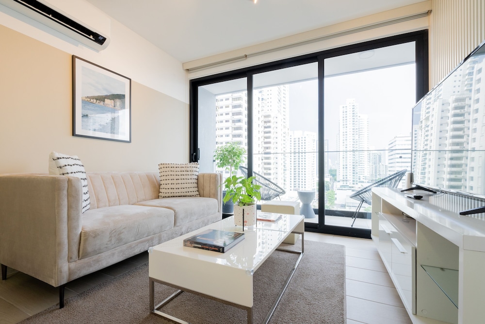 Apartment (17H)