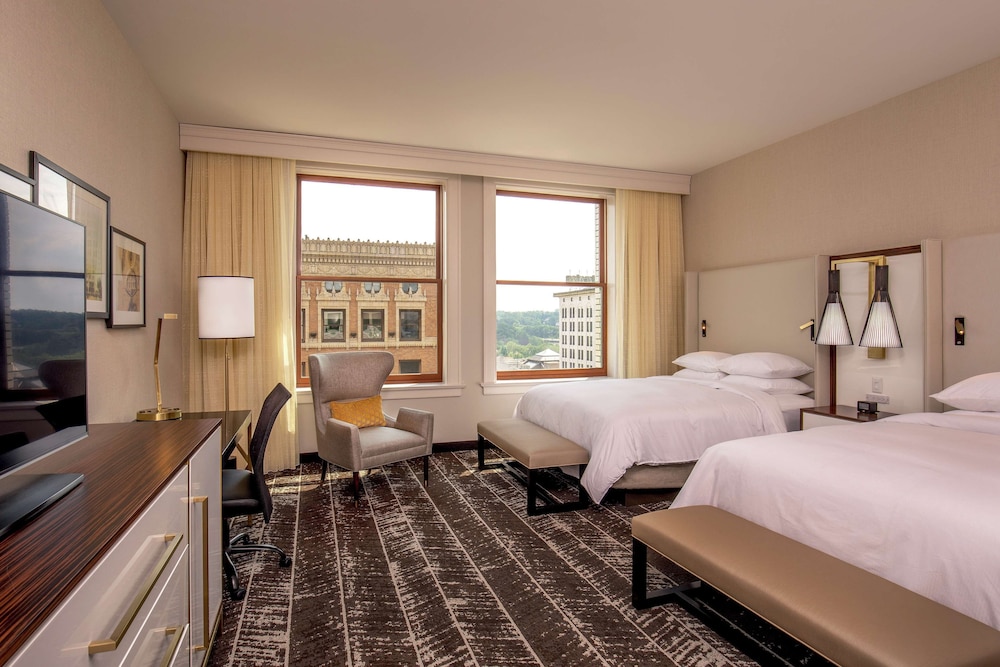 Room, 2 Queen Beds, Accessible (Mobility & Hearing, Roll-in Shower) photo 3