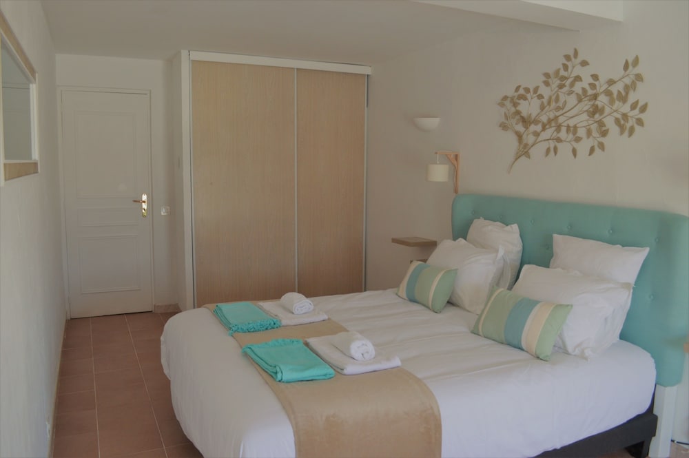 Deluxe Suite, 2 Bedrooms, Pool View photo 3
