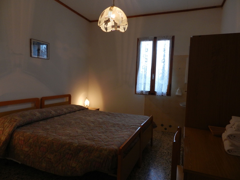 Economy Double or Twin Room (Private External Bathroom) photo 3