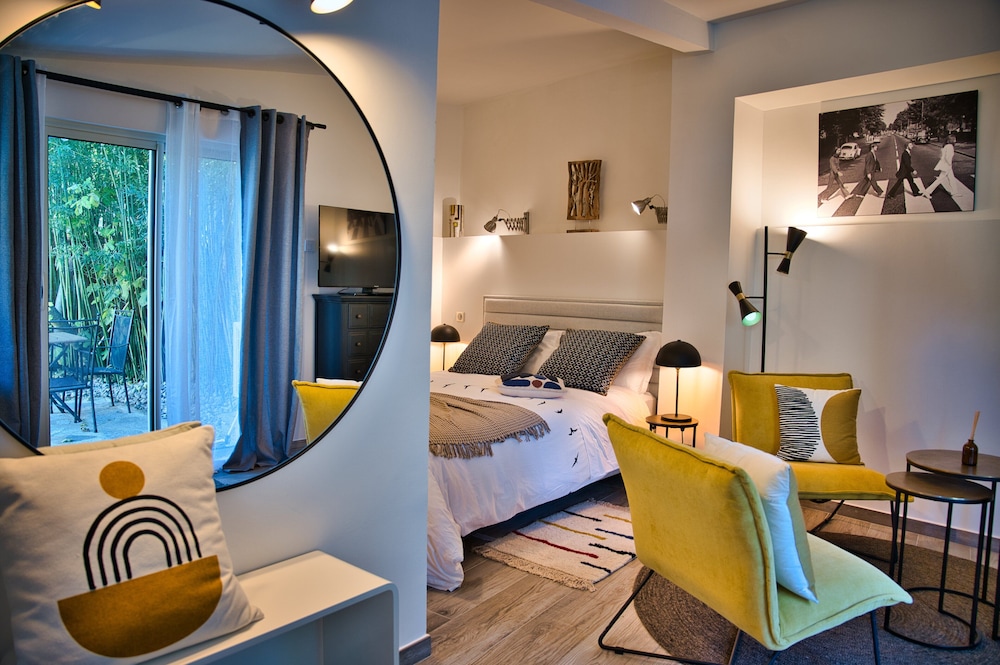 Deluxe Double Room, 1 Queen Bed, Private Bathroom, Pool View photo 1