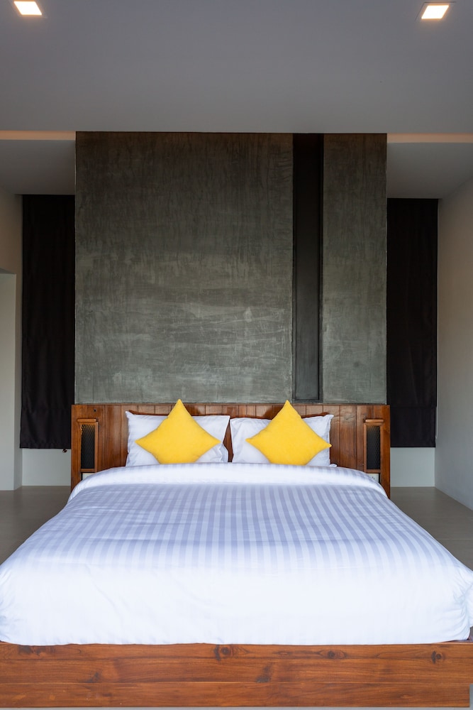 Deluxe Room, 1 King Bed - Photo 1