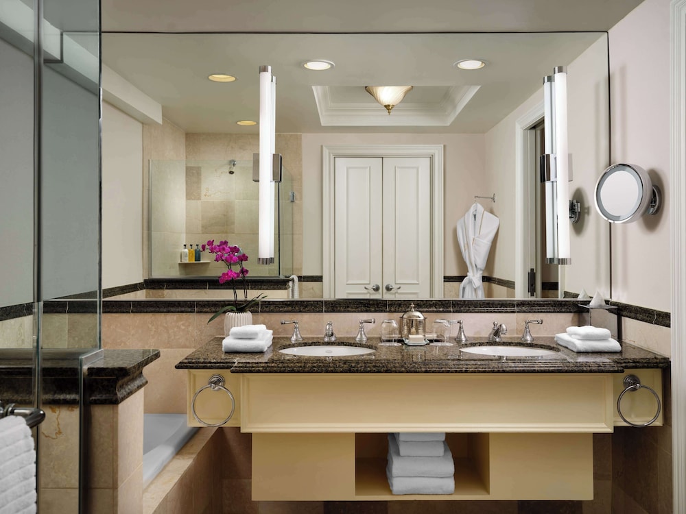 Lake View Junior Suite King + Accessible photo 3