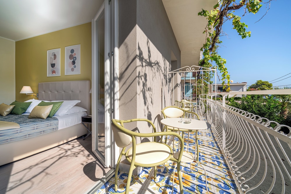 Superior Double or Twin Room with Sea View thumbnail 5