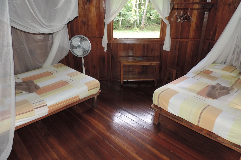 Traditionelles Vierbettzimmer, 2 Doppelbetten, Kühlschrank, Gartenblick (#3 und #4)
