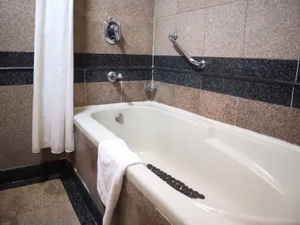 Deluxe Room - Mall road facing with Bathtub - Photo 11