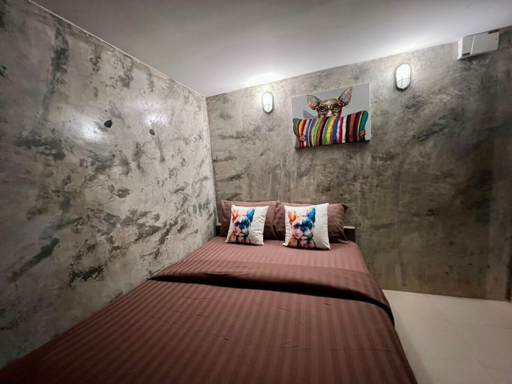 Basic Room, 1 Queen Bed - Photo 23
