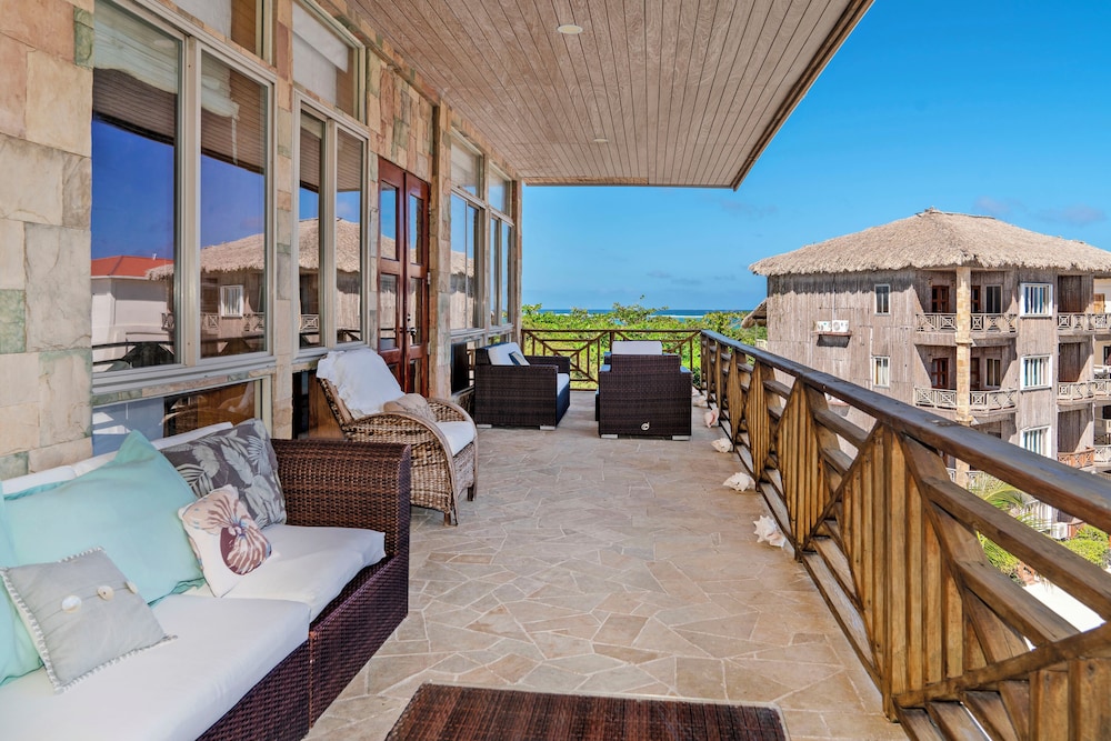 Grand Condo, 3 Bedrooms, Sea View, Poolside