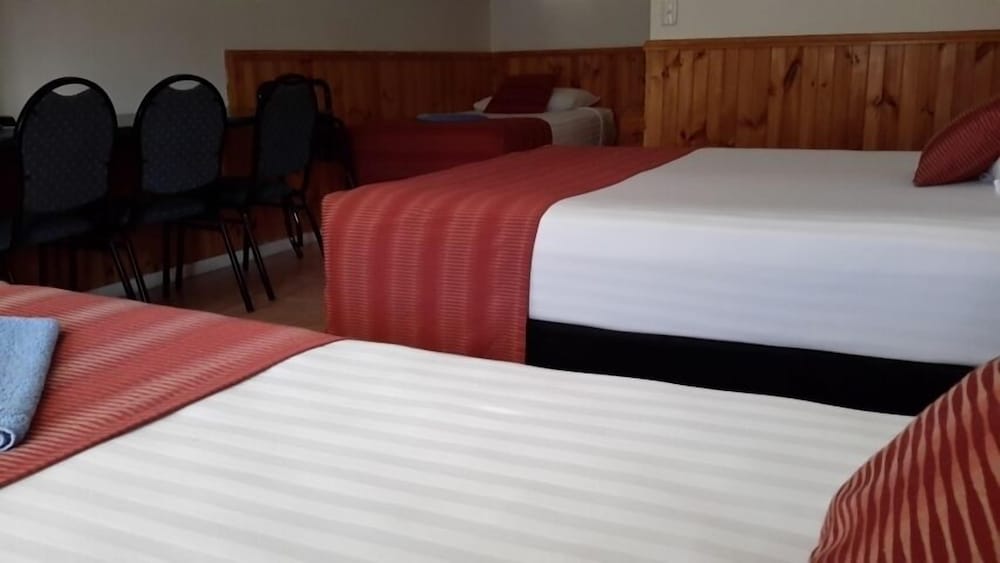 Family rooms – Queen and two single beds photo 2