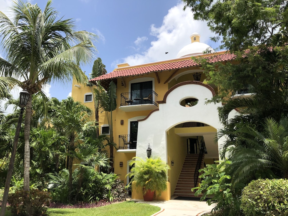 Deluxe Room (romance)