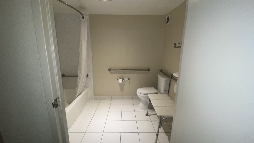 Standard Room, 1 King Bed, Accessible, Non Smoking (Accessible Tub) - Photo 6
