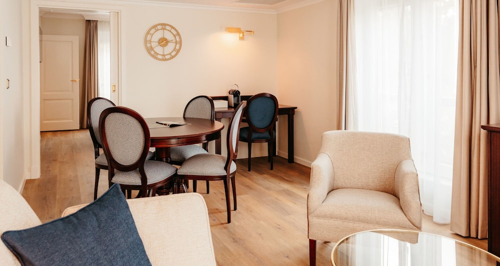 Executive Suite, 2 Double Beds, Non Smoking, Garden View photo 2