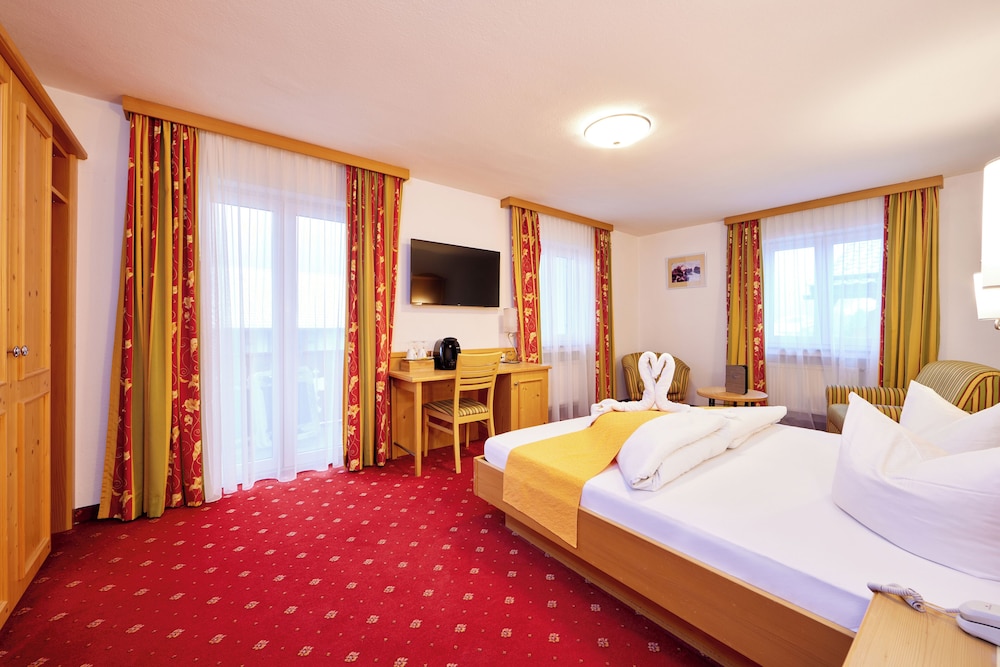 Deluxe Double Room, 1 Queen Bed, Balcony, Mountain View photo 3