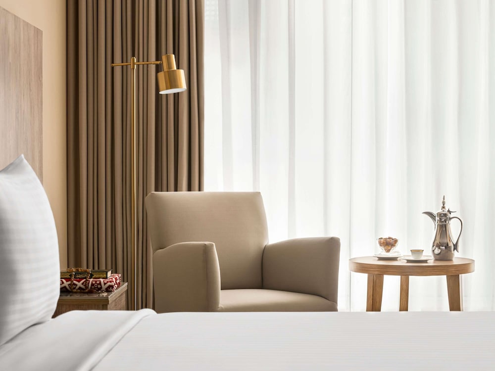 Superior Room, 1 King Bed (Partial Haram View) thumbnail 5