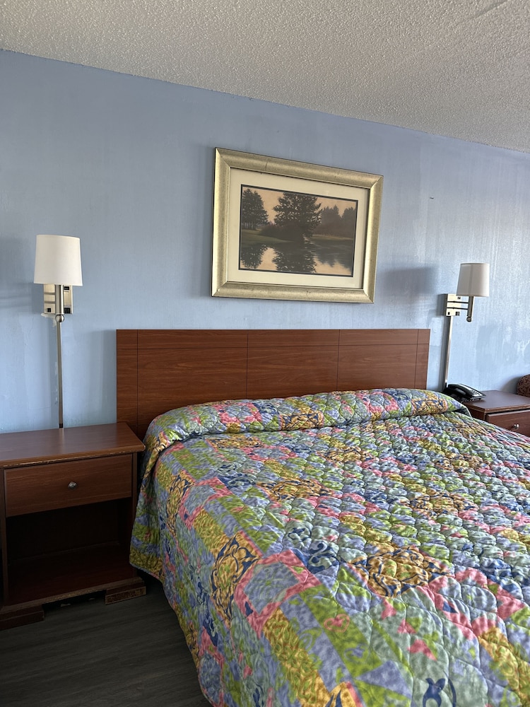 Standard Room, 1 King Bed, Non Smoking photo 3