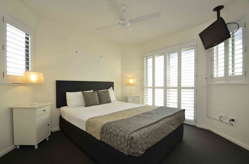 2 Bedroom Beachfront with Courtyard photo 2